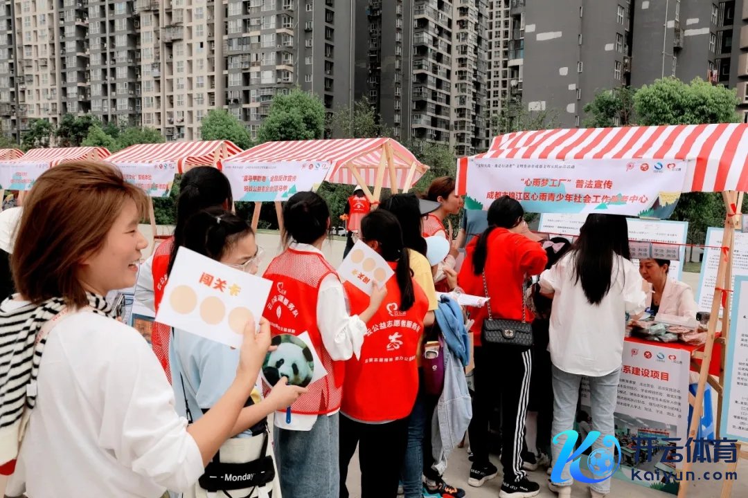 “学法、知法、遵法、用法”在“心雨梦工场”普法宣传摊位前，市民手合手闯关卡排起了长队，在讼师志愿者的带领下，有序进行《未成年保护法》《国度安全法》等法律学问的兴味兴味答题。