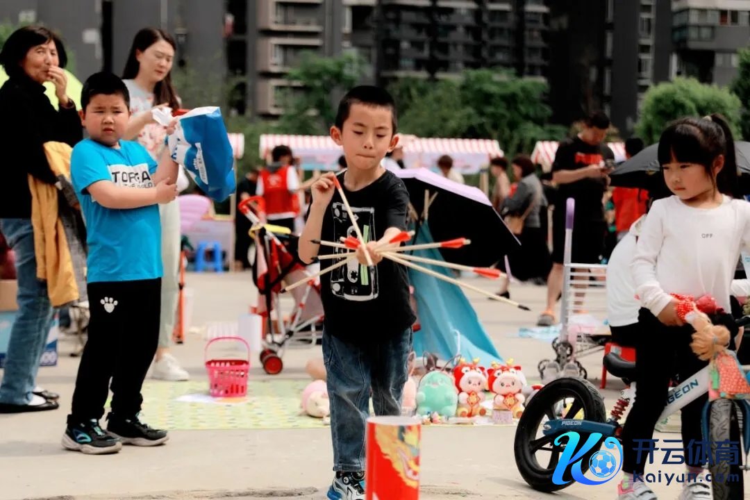 住户全球饶有兴味全程参与感受，形态千般的闲雅施行步履，在潜移暗化中丰富了全球精神生涯，充盈了全球精神世界。来自喜树路社区的退休锻练田大姨抒发到：“闲雅施行是个大舞台，每个东谈主都是闲雅的主角，是闲雅的步履者、孝顺者。”